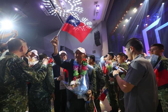  纪念音乐会中，参战官兵受到全场官兵、民眾热烈欢迎。（记者黄迪明摄）