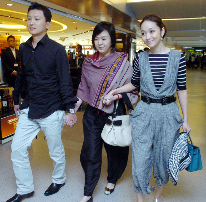 侯佩岑2011年与黄伯俊（左）在峇里岛结婚，与母亲林月云一起返台。（图／中时资料照）