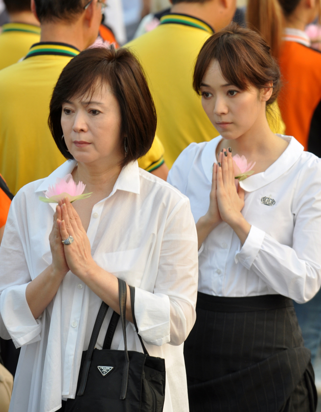 侯佩岑2009年和林月云一起参加浴佛活动。（图／中时资料照）