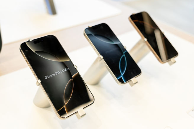 法人指出，iPhone 16在大陸市占率受擠壓，預估砍單時間落在明年首季。（示意圖/達志影像/shutterstock）
