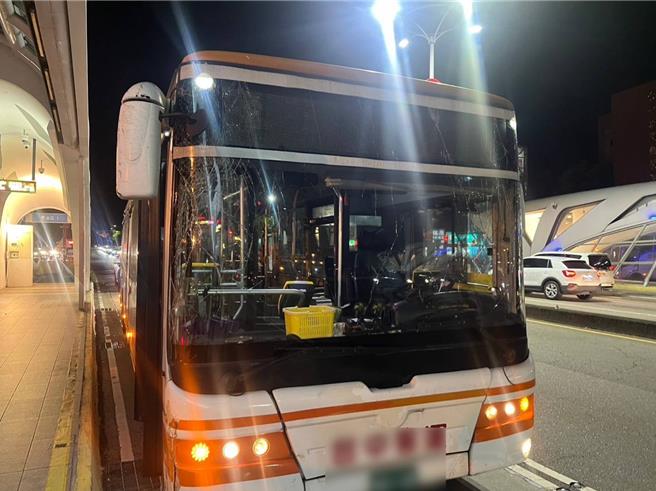 台中又傳公車肇事，該公車24日晚間自撞分隔島。（民眾提供）