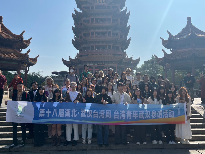 第三屆長江杯金裳獎總決賽團員參訪黃鶴樓。（攝/劉安婕）