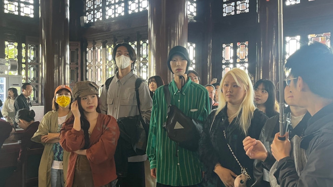 實踐大學時尚設計學系郭杰鑫同學（綠衣）。（攝/劉安婕）