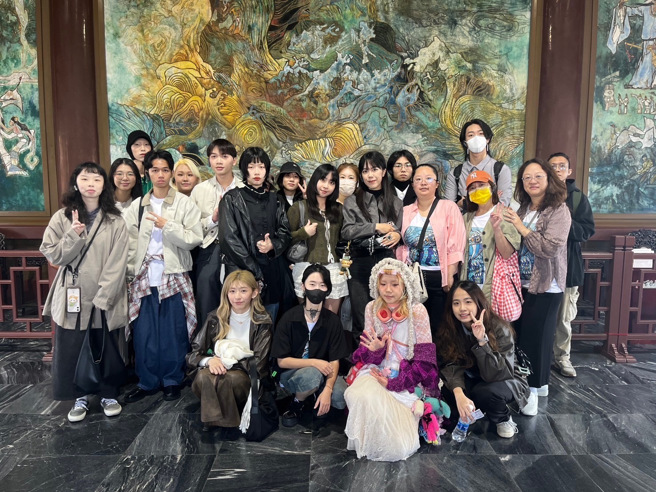 金裳獎部分團員與黃鶴樓內壁畫合影。（攝/劉安婕）