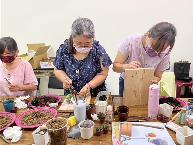 高雄單親家園提供家長支持團體課程，共同體驗園藝紓壓創作。（林雅惠攝）