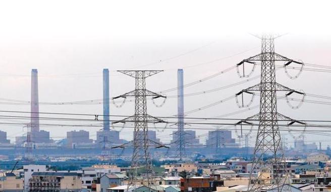 我國目前僅針對製造業及能源業排碳大戶徵收碳費，涵蓋全台碳排約54％。（報系資料照）