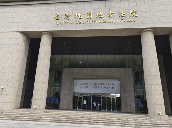 律師游光德與台灣銀行郭姓、黃姓行員夫妻檔等人被控組詐騙集團，獲利1.1億元，游男被以250萬元交保，限制出境出海。（賴佑維攝）