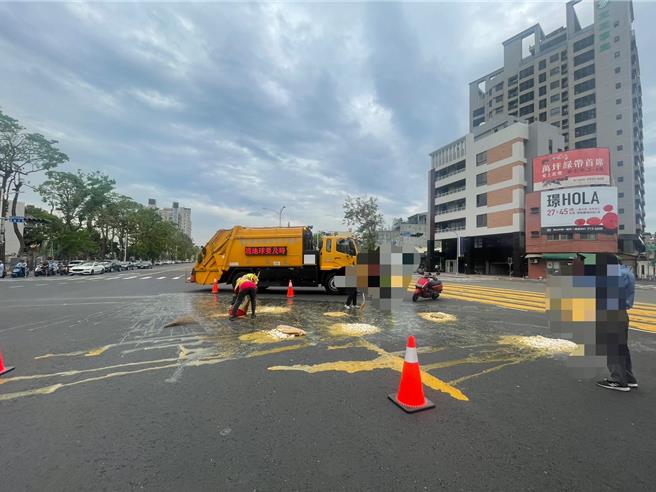 货车所载的鸡蛋全散落一地。 （翻摄照片／洪靖宜高雄传真）