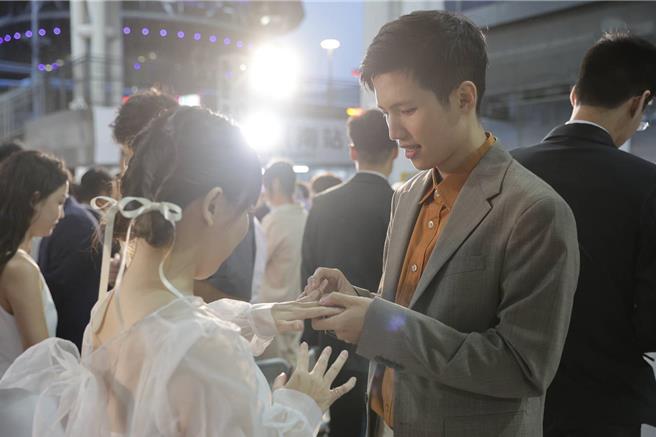 基隆市今年度市民聯合婚禮於市區的城際廣場舉行，24對新人順利完成終身大事。（基市府民政處提供／徐佑昇基隆傳真）