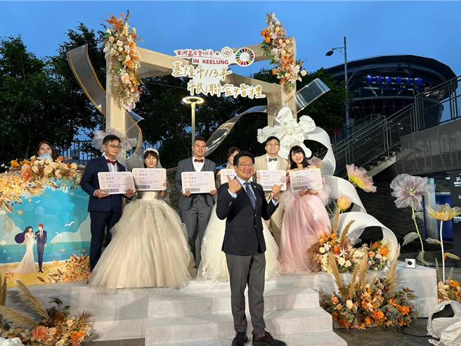 基隆市今年度市民聯合婚禮於市區的城際廣場舉行，24對新人順利完成終身大事。（基市府民政處提供／徐佑昇基隆傳真）