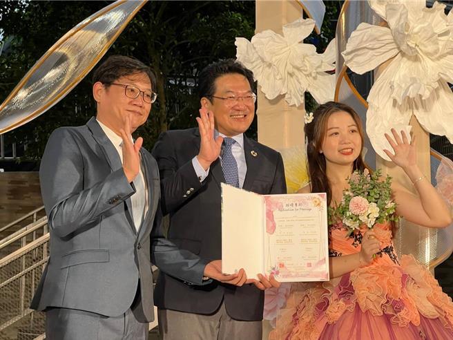 基隆市今年度市民聯合婚禮於市區的城際廣場舉行，24對新人順利完成終身大事。（基市府民政處提供／徐佑昇基隆傳真）