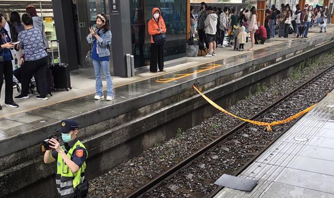 今日上午9时许1名60岁男子，于台铁内坜车站第2月台5车处，当115次自强号列车进站时，男子疑不慎落轨，遭火车撞击，经消防人员到场后，该男子已明显死亡未送医。（铁警提供／廖姮玥桃园传真）