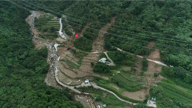 紅點為路基流失中斷的位置。（金山區公所提供）