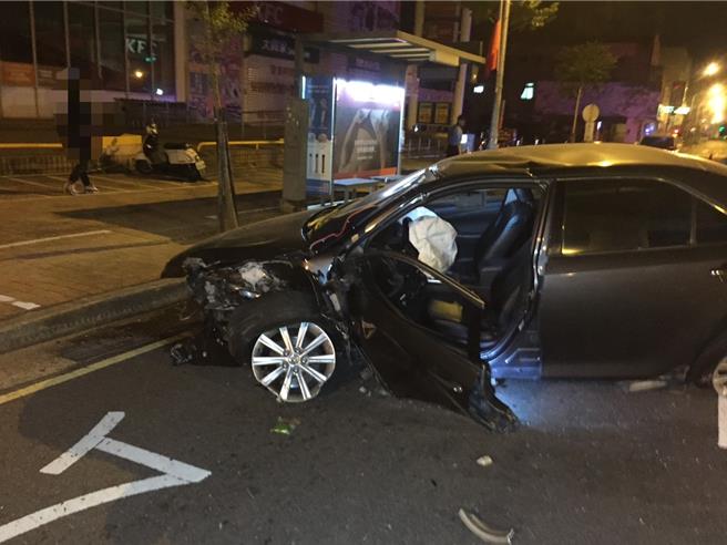 台中市楊姓男子25日清晨4時酒後駕車行經北屯區北屯路423號時，忽猛力撞上安全島發生巨響，再向前衝撞人行道停止，釀車頭毀損、左車門掉落，幸楊男並無大礙。（民眾提供／潘虹恩台中傳真）