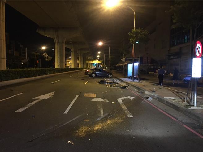 台中市楊姓男子25日清晨4時酒後駕車行經北屯區北屯路423號時，忽猛力撞上安全島發生巨響，再向前衝撞人行道停止，釀車頭毀損、左車門掉落，幸楊男並無大礙。（民眾提供／潘虹恩台中傳真）