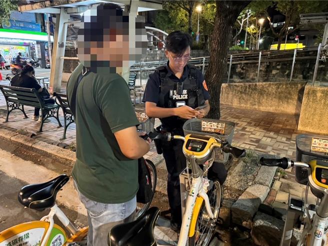 员警协助潘男寻回手机。（芦洲警分局提供）