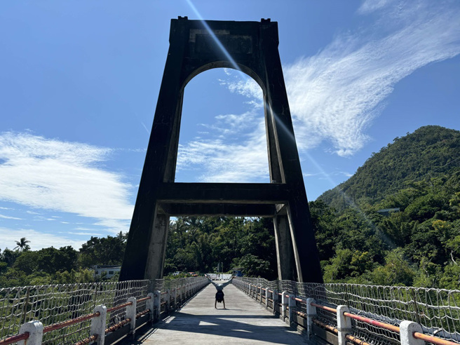 《東河舊橋上-let’s play_關於時間》以東河舊橋上為劇場的場域，邀請觀眾與舞者在走路過橋的路途上一同感知共創。(圖/臺東縣政府提供)