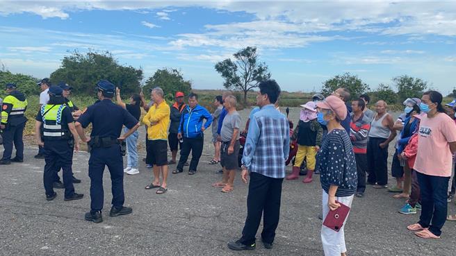 停工数月的口湖乡谢厝村太阳能光电用升压站工程今（25日）上午突有怪手等重机具进场，30、40名村民赶到现场阻挡，警方赶到场戒护。（民眾提供）