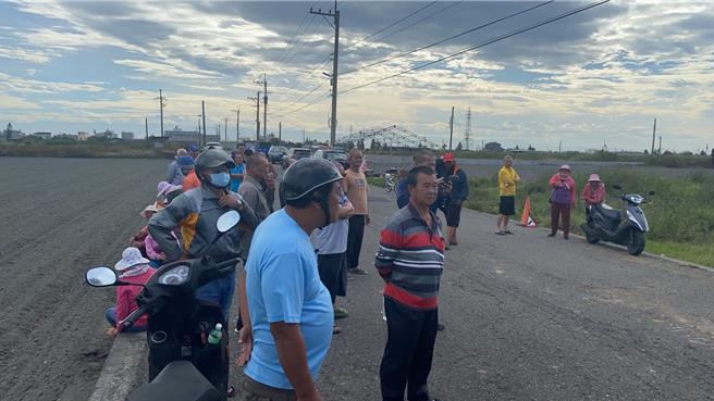 停工数月的口湖乡谢厝村太阳能光电用升压站工程今（25日）上午突有怪手等重机具进场，30、40名村民赶到现场阻挡，警方赶到场戒护。（民眾提供）