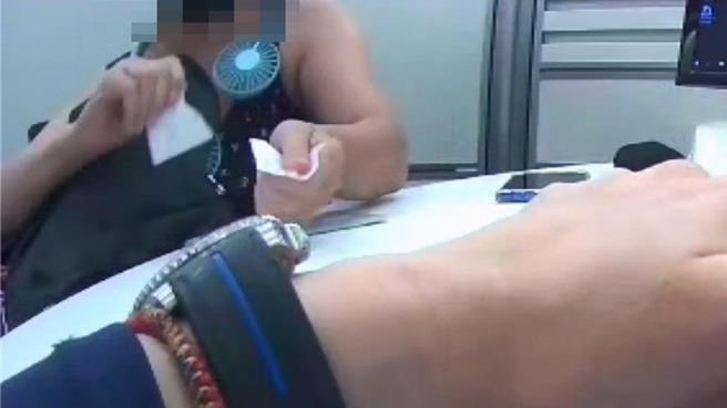 女子得知自己掉入愛情陷阱，恍然大悟，當下氣到撕毀匯款單，並感謝員警不厭其煩地苦勸。（翻攝畫面／紀爰高雄傳真）