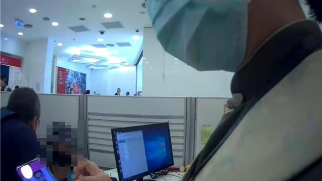 女子秀出對話紀錄，只見手機頁面竟是1張「韓國歐巴」的照片，警察一看就是愛情陷阱，女子這才驚覺自己受騙。（翻攝畫面／紀爰高雄傳真）