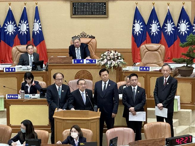 民進黨團25日總質詢時詢問市府追加預算原因，新北市長侯友宜說這是台灣第一次從地震影響復原工程，所以必須增加預算，全由第三方公正專家評估後才施作。（高鈞麟攝）