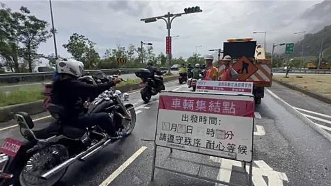 台九線蘇花公路落石阻斷，公路局中午開放蘇花改路段，讓管制的大貨車、機車輪放、降速通過。（公路局提供／王志偉花蓮傳真）