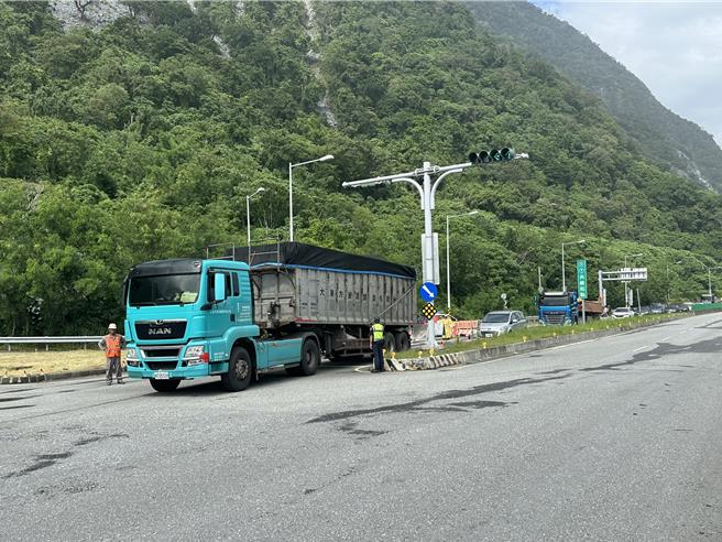台九線蘇花公路落石阻斷，公路局中午開放蘇花改路段，讓管制的大貨車、機車輪放、降速通過。（公路局提供／王志偉花蓮傳真）