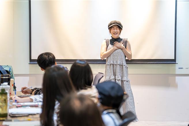 百白被学员的成长感动。（TVBS提供）