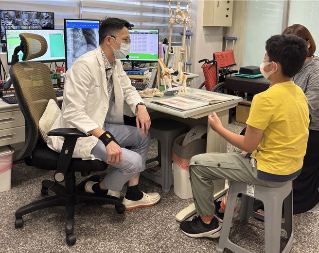 台湾的儿童有很高比例有乳糖不耐症，陈建宏建议喝鲜乳并非唯一增高补钙方式，包括运动与其他食物都能有增高效果。（程炳璋摄）