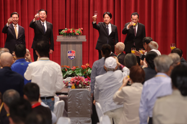 適逢古寧頭戰役75周年紀念日，賴清德總統（右二）一早在國防部長顧立雄（右一）、國安會祕書長吳釗燮（左二）等人的陪同下，親自前往金門太武山忠烈殿主持追思祭悼典禮，並向參戰官兵及眷屬獻上最敬禮。（鄧博仁攝）