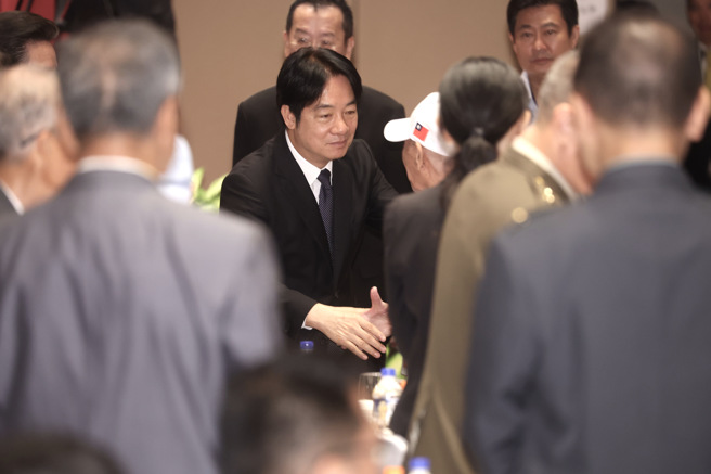 古寧頭戰役75周年紀念日，賴清德總統25日在國防部長顧立雄、國安會祕書長吳釗燮等人的陪同下，前往金門太武山忠烈殿主持追思祭悼典禮，並向當年參戰官兵家屬致意。（鄧博仁攝）