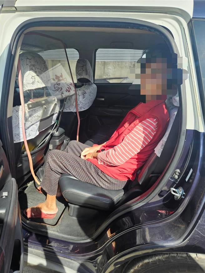 8旬陳姓婦人清晨外出散步，疑似突然想找女兒，獨自1人從溪湖往埔心鄉走，卻半路迷途，暖心警發現將她載回警局稍事休息。（警方提供／葉靜美彰化傳真）