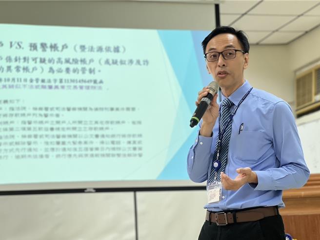 基隆地檢署上月成立「可疑帳戶預警中心」，主任檢察官黃冠傑說明中心運作方式。（基隆地檢署提供／徐佑昇基隆傳真）