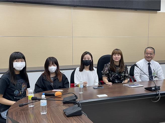 國民黨籍高市議員許采蓁25日控訴高雄知名市集La Rue於9月取消原訂11月舉辦的島嶼音樂祭活動後，卻遲遲未公布退款機制，讓海內外粉絲相當不滿，受害者初估超過300人。（洪浩軒攝）