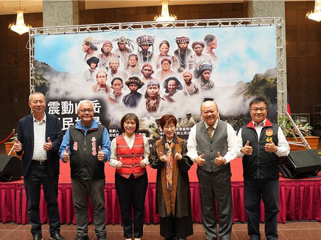 活動在今日早上10時舉行，現場展示多張由資深媒體人、徐宗懋圖文館負責人徐宗懋（左1）所蒐羅的老照片，經彩色修復後展出，國民黨前主席洪秀柱（右3）、新黨副主席李勝峯（右2）也到場致意。(黃敬文攝)