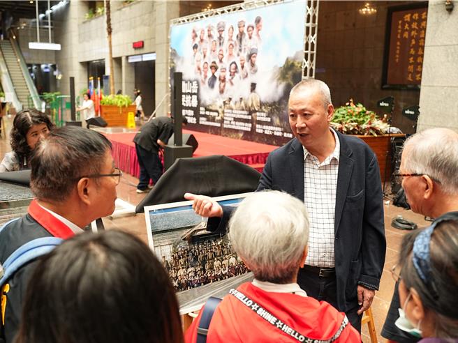 徐宗懋親自現場導覽。(黃敬文攝)