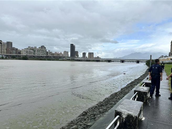 台北桥下今早发现1具女性浮尸。（民眾提供）
