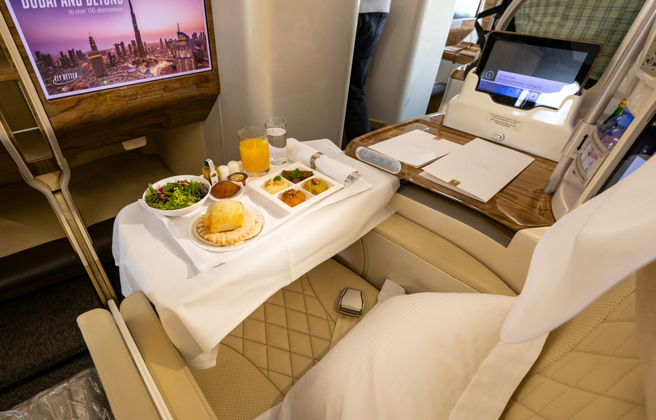 商务舱乘客问空服员「柳橙汁是现榨的吗？」空服员说是柳橙压出来的，不过不是在飞机上现榨的，结果乘客竟呛「营养都流失了」。（示意图：shutterstock／达志）