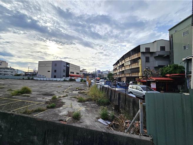 台湾电力公司计画新建「大里1次配电变电所」，规画1楼独户、独栋建筑「睦邻空间」，台电输变电工处25日表示，将向市府提出兴建申请计画，新变电所竣工后需4年时程逐步拆除2座旧变电所，进行线路地下化工程。（市议员张芬郁提供／潘虹恩台中传真）