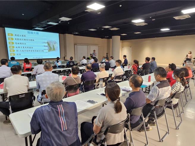 台湾电力公司计画新建「大里1次配电变电所」，规画1楼独户、独栋建筑「睦邻空间」，日前邀集大里区公所、地方民代等出席说明会听取简报。（市议员张芬郁提供／潘虹恩台中传真）