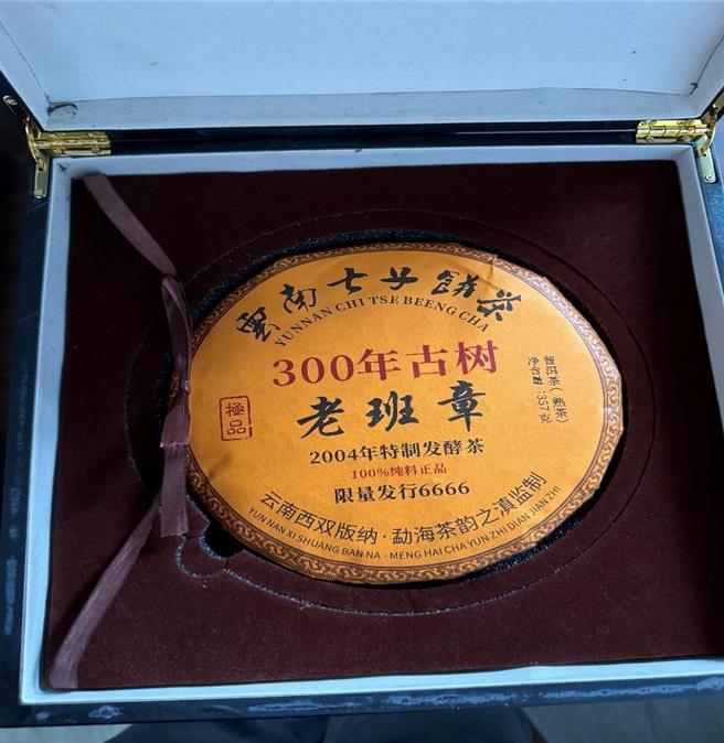 诈团拿出普洱茶饼取信被害人。（翻摄照片／洪靖宜高雄传真）