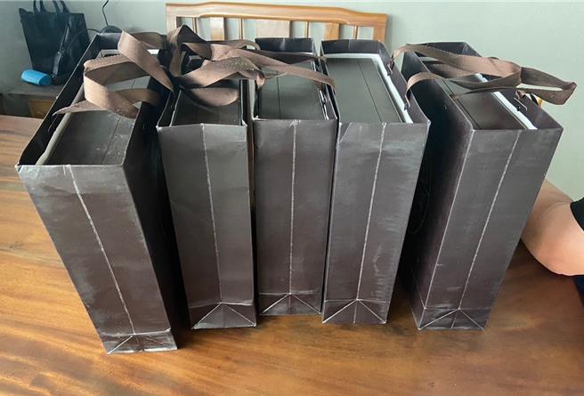 警方查扣普洱茶。（翻摄照片／洪靖宜高雄传真）