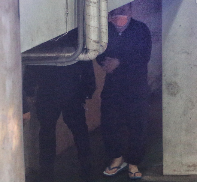 台北地检署侦办京华城弊案，市议员应晓薇助理吴顺民（右）涉嫌收贿，向法院声请具保停止羁押，25日搭囚车抵达北院。(赵双杰摄)