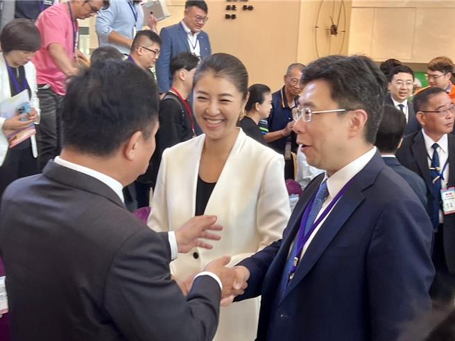 杭州市副市長胥偉華（右1）率團來台參加「兩湖論壇」，25日在上緯集團產業創新園開幕，南投縣長許淑華（右2）陪同。（楊靜茹攝）