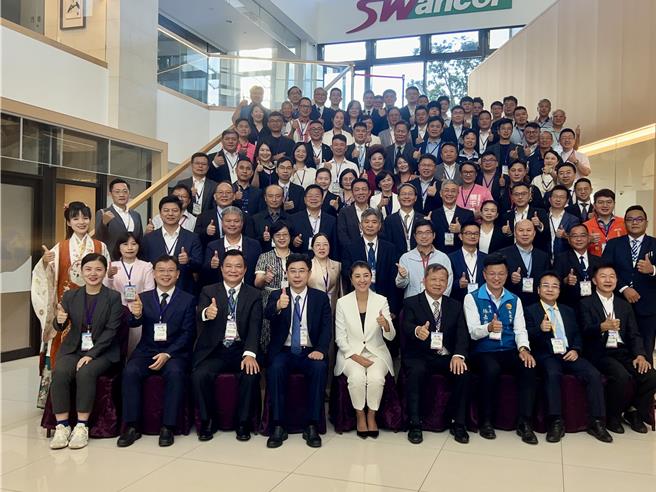 「兩湖論壇」25日舉行開幕式後，上緯集團董事長蔡朝陽（前排左3起）、杭州市副市長胥偉華、南投縣長許淑華等與會人員合影。（楊靜茹攝）