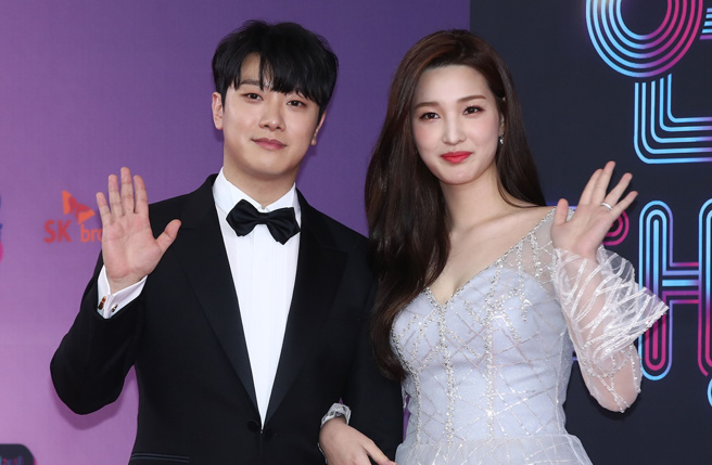 崔敏煥和金律喜恩愛模樣已不再。(圖:shutterstock/達志)