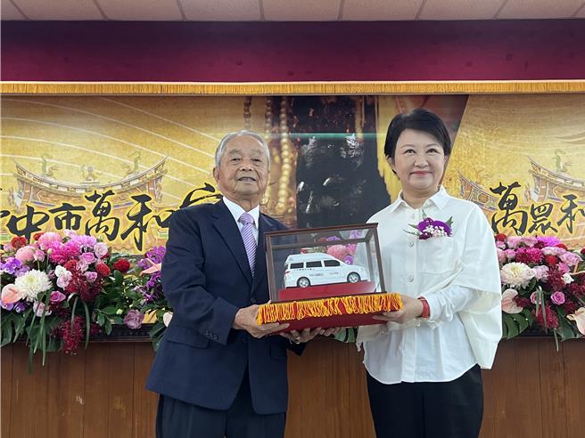 地方人士陳阿水捐贈1輛高頂復康巴士給市府，由市長盧秀燕代表受贈。（林欣儀攝）