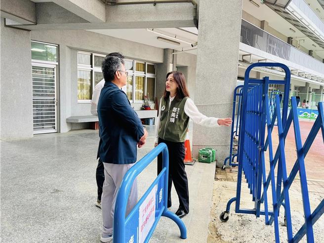 三民國小正展開校園環境改善工程，但市議員鄭美娟接獲民眾陳情，竟然有工程車在下課時間，直接駛進學校的穿堂，讓家長十分擔憂。（鄭美娟提供／王惠慧新竹傳真）