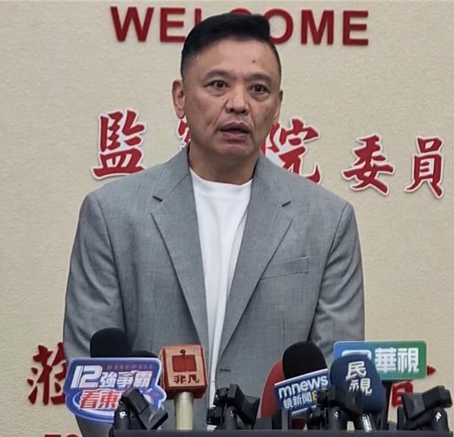 民進黨台北市議員洪健益25日揭露，他的友人在大阪出遊時，疑似見到「橘子」許芷瑜的身影，旁邊還有1、2位疑似同伙，「正當友人要用手機拍照時，許疑似發現風吹草動，立即戴上口罩馬上跑走。」（洪健益辦公室提供／丁上程台北傳真）